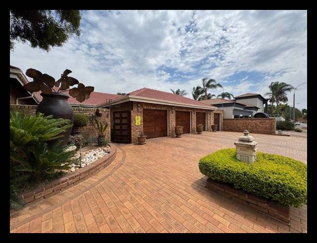 4 BEDROOM HOUSE FOR SALE IN VAN RIEBEECK PARK